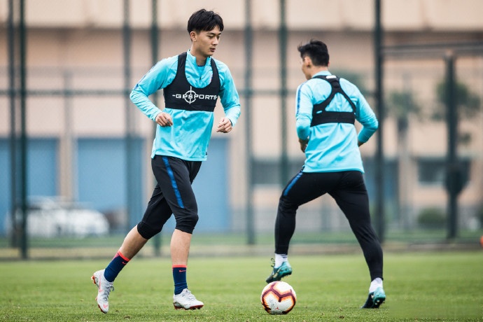 九游游戏中心-逆境赌命：关键比赛中球队的拼死一战