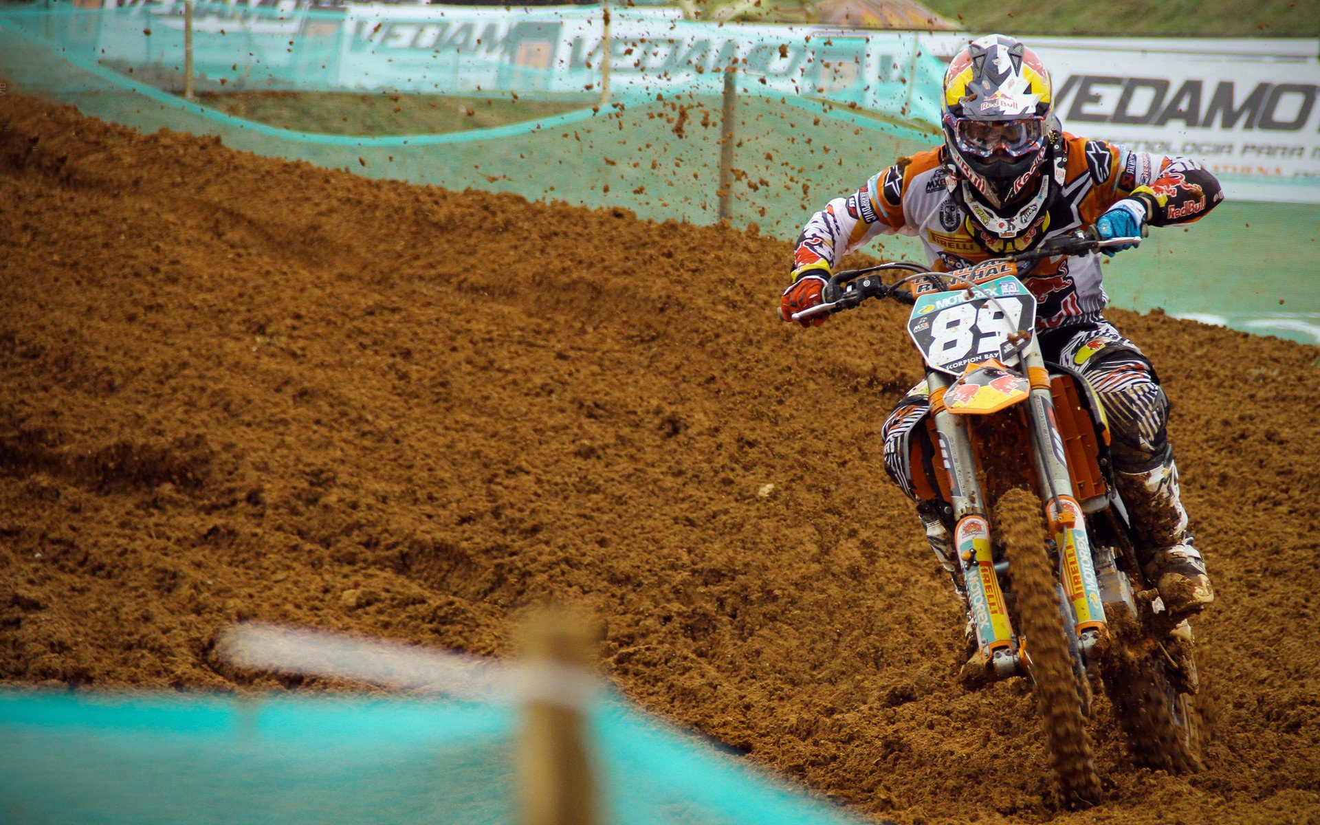 赛事期间观众体验升级,互动环节丰富多彩,比赛观众